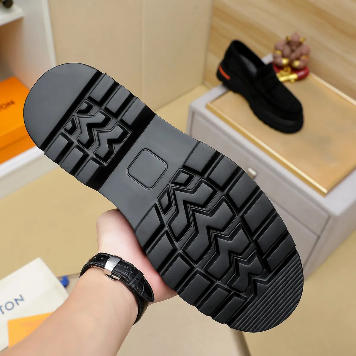 Men's shoes 💰660 💰 Louis Vuitton LV ® Autumn and Winter 🆕 models 🔛Full shoe counter First layer cowhide, 🐂Leather lined casual shoes for men, super soft outsole, essential for driving. Counter synchronization Original first layer cowhide Completely 1:1 mold customization 🌹Top version, 2 colors available! Number: 38-45 (37.46. Customized)